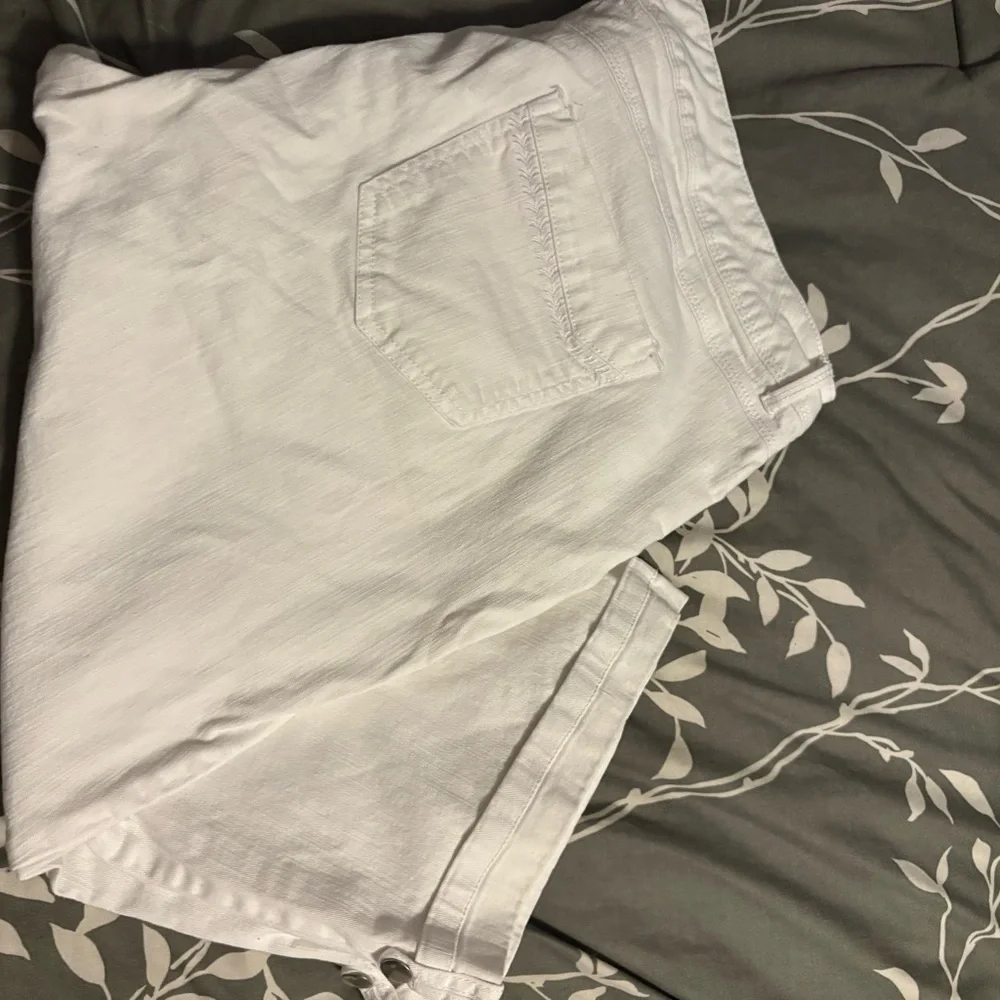Gloria Vanderbilt White Shorts